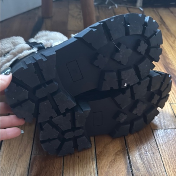 South Beach Women's platform Black and Cream faux fur Winter Boots - Picture 3 of 3